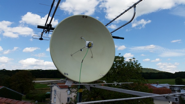 Prime focus antenne met SMA aansluiting in de mast.jpg